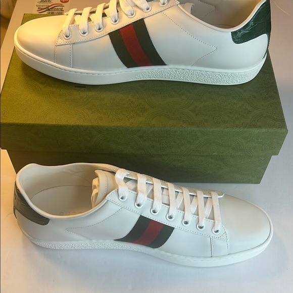 NWT Gucci White Sneakers Luxurious Leather WITH ICONIC WEB DETAIL Design Sz 40.5 - Picture 3 of 13